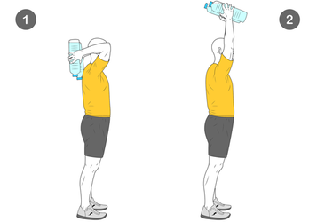 Extension triceps de pie con botellas de agua
